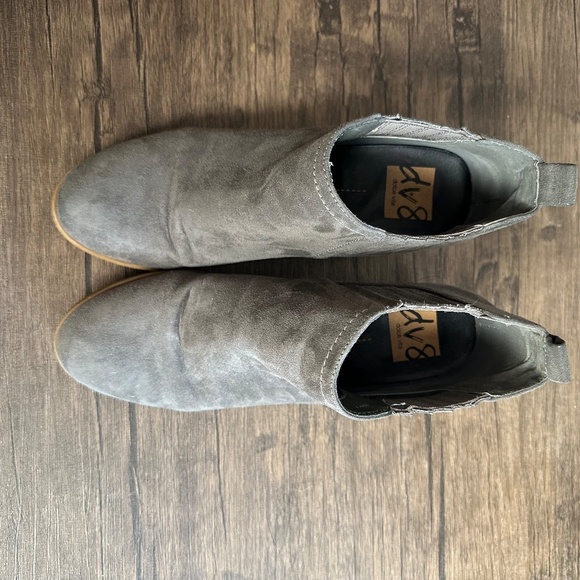 *DOLCE VITA* Gray Suede Fashion Wedge Ankle Boots Size 8 - Picture 6 of 10
